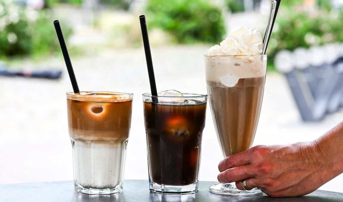 Kalter Kaffee - modern und traditionell: Iced Latte, Iced Coffee und klassischer Eiskaffee mit Vanilleeis und Sahne. (Archivbild)