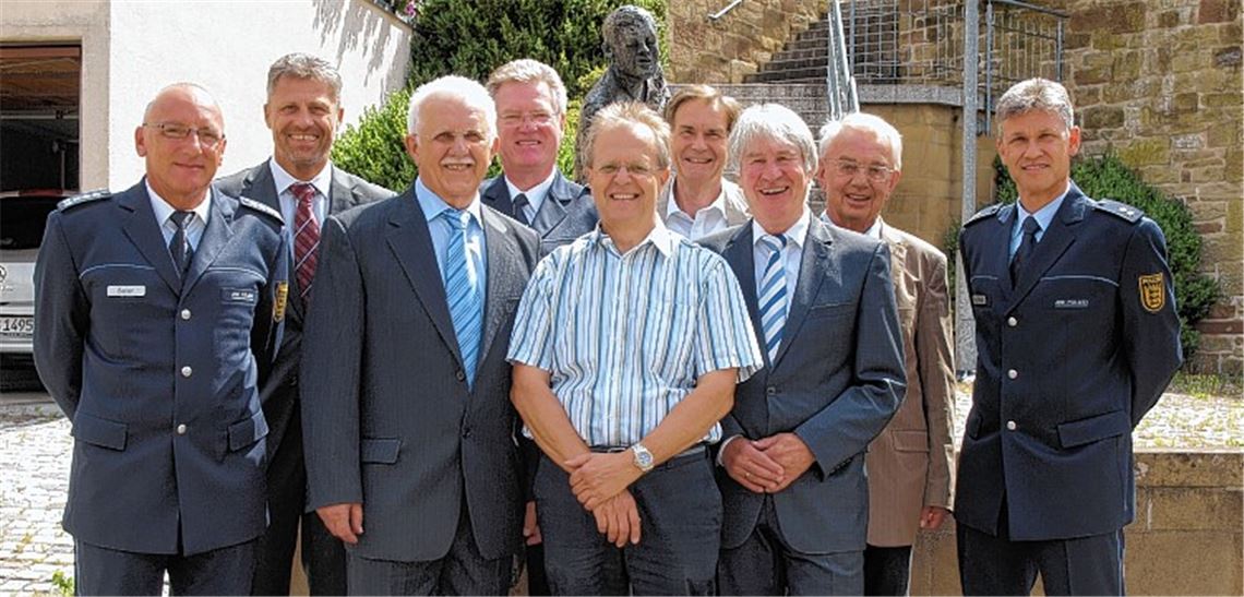 Kameradschaft ist Trumpf: Mit Udo Buchholz, Leiter des Polizeireviers Mühlacker, Vaihingens Ex-OB Heinz Kälberer, dem ehemaligen Polizeipräsidenten Konrad Jelden, dem früheren Leiter der Polizeidirektion Pforzheim, Holger Trunk, Bürgermeister Werner Henle, dem Leiter der Ludwigsburger Polizeireviere, Rudi Denzer, Stefan Hammer, Leiter des Kriminalkommissariats Pforzheim, und dem Vize-Chef des Polizeireviers Vaihingen, Diethelm Beier (v. re.), begrüßt Vorsitzender Wenzel Schmid (3. v. li.) beim Treffen in Ötisheim Hochkaräster aus Politik und Polizei.