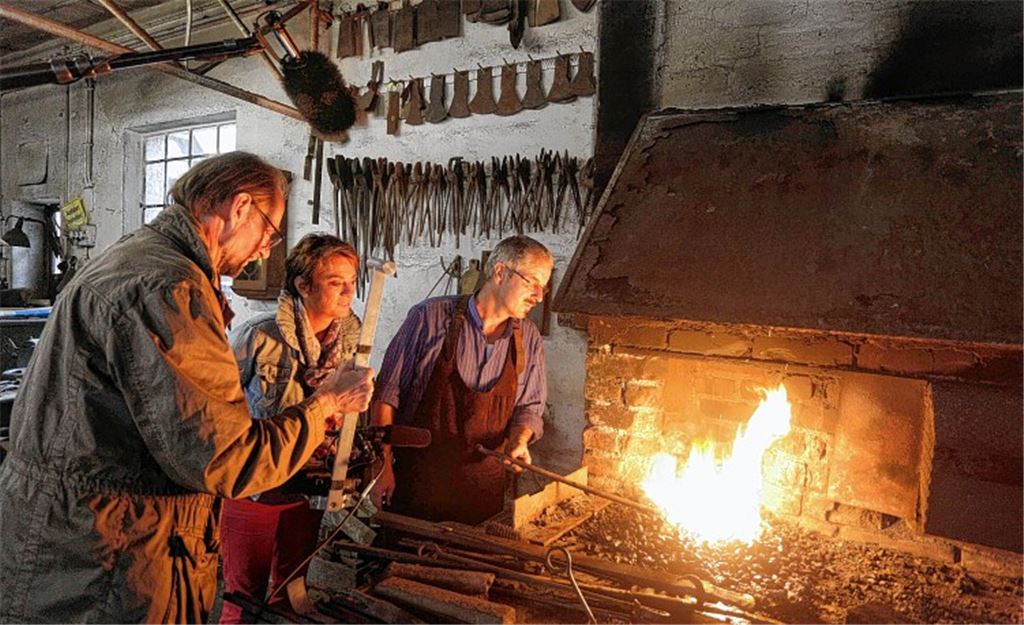 Kameramann Nico Wöhrmann (v.li.), SWR-Moderatorin Sonja Faber-Schrecklein und Harald Rottner in der Schöpfschen Schmiede. 