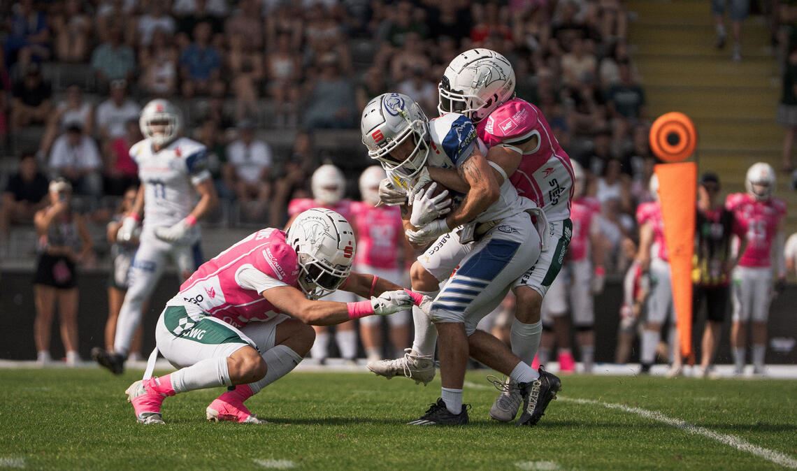 Kampf auf Biegen und Brechen: Die „Wilddogs“ (in Weiß) behaupten im Auswärtsspiel mit einem Sieg in der Verlängerung ihre Spitzenposition in der GFL Süd.Foto: Dean Siebert