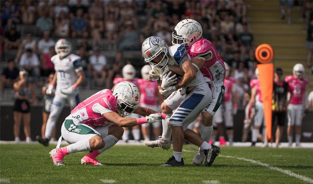 Kampf auf Biegen und Brechen: Die „Wilddogs“ (in Weiß) behaupten im Auswärtsspiel mit einem Sieg in der Verlängerung ihre Spitzenposition in der GFL Süd.Foto: Dean Siebert
