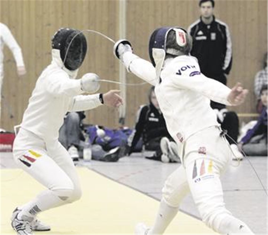 Kampf auf Biegen und Brechen: Niklas Multerer (Heidenheim, re.) setzt sich im Finale gegen Steffen Launer (Böblingen) durch und wird in Illingen erstmals Württembergischer Meister. Fotos: Eigner