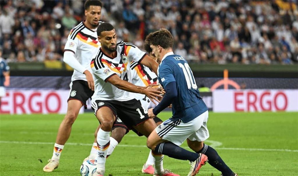 Kampf in Augsburg: VfB-Rechtsverteidiger Josha Vagnoman (Mi.) im Nations-League-Spiel der DFB-Elf gegen den Griechen Christos Tzolis.