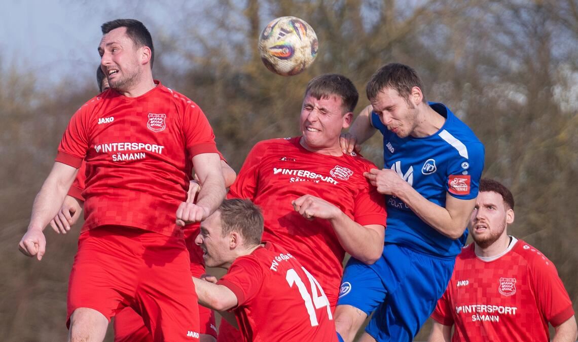Kampf und Krampf: Die Großglattbacher blicken auf eine Spielzeit mit einigen Höhen und etlichen Tiefen zurück – hier eine Szene vom 3:3 zu Hause gegen Illingen. Foto: Archiv/Fotomoment