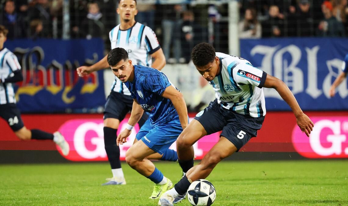 Kampf war Trumpf: Kickers-Innenverteidiger Jacob Danquah (re.) gegen Freibergs Henrick Selitaj.