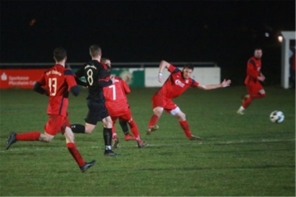SG gewinnt das Lokalderby Kampfbetontes Spiel auf dem Dürrner Rasen. Foto: Huber