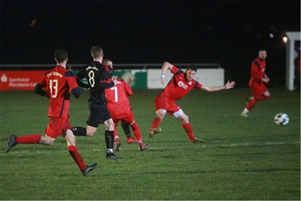 Kampfbetontes Spiel auf dem Dürrner Rasen. Foto: Huber
