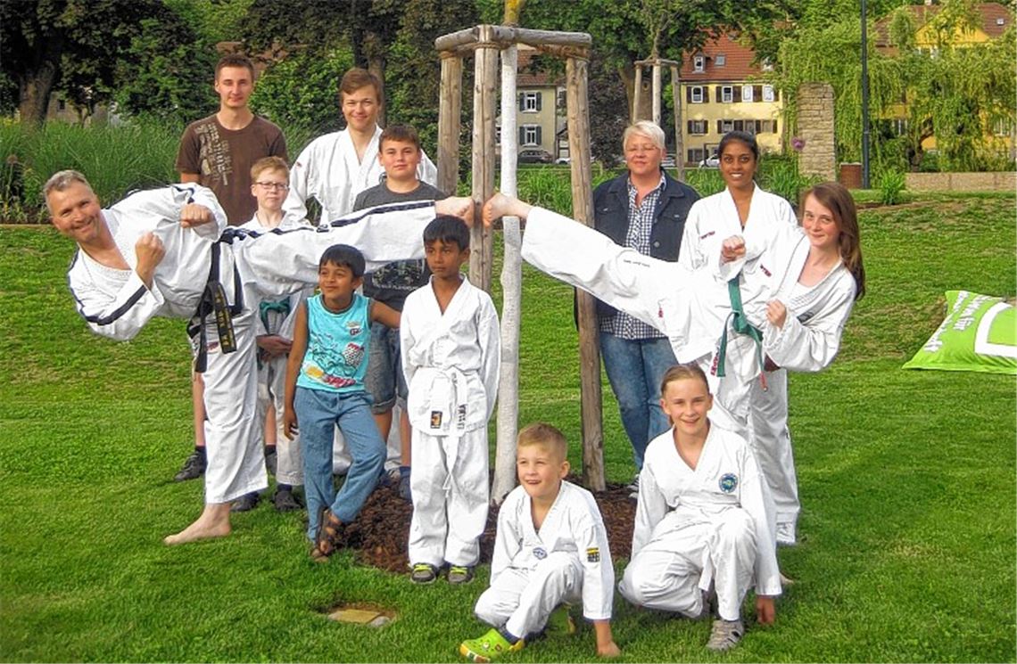 Kampfsportler an „ihrem“ Baum.