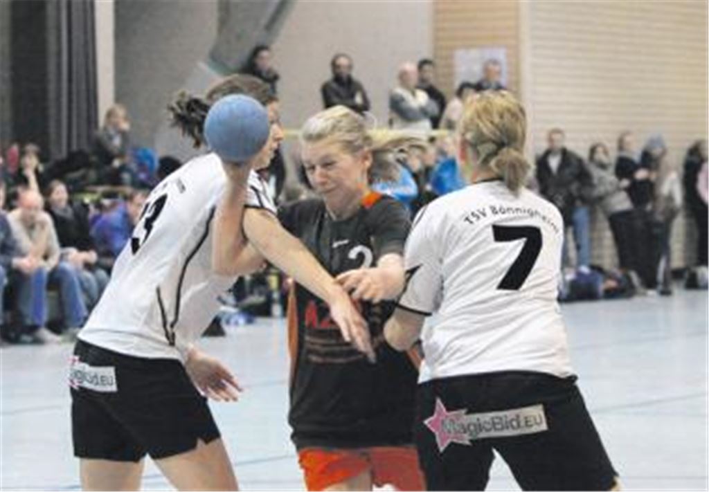 Kampfstark und treffsicher: Isabel Lange lässt sich von der Bönnigheimer Abwehrwand nicht stoppen und erzielt den zwischenzeitlichen 11:11-Ausgleich. Foto: Eigner