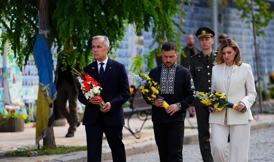 Kanadas Premierminister Mark Carney zusammen mit dem ukrainischen Präsidenten Wolodymyr Selenskyj und seiner Frau Olena bei einer Kranzniederlegung.