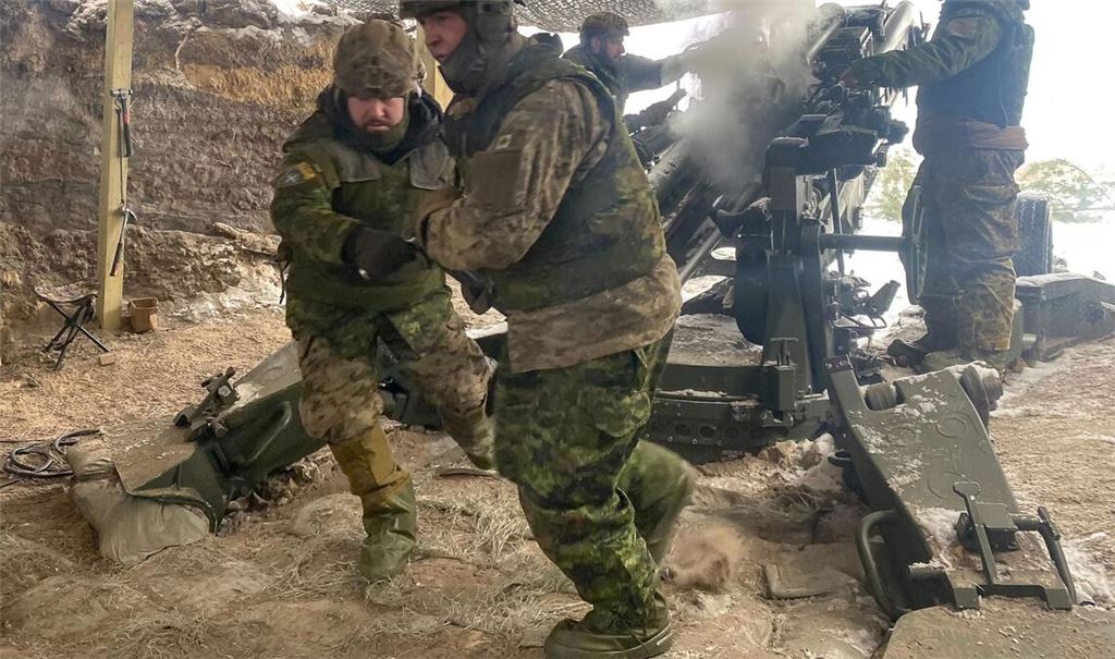 Kanadische Soldaten üben in Lettland.
