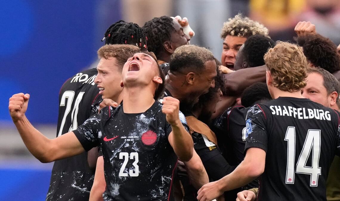 Kanadische Spieler jubeln nach dem Spiel über den Sieg.