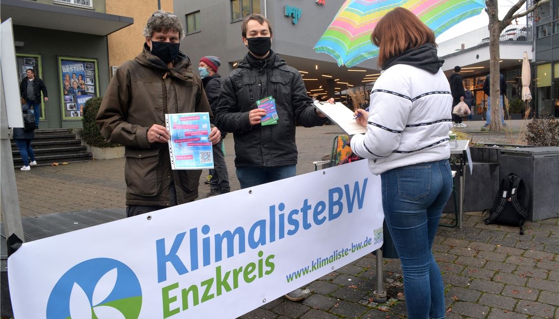 Kandidat Fabian Aisenbrey (re.) und Ersatzkandidat Odino Maestri sammeln Unterschriften, damit die Klimaliste Baden-Württemberg bei der Landtagswahl am 14. März 2021 antreten kann. Inzwischen haben sie die Hürde genommen und genug Unterzeichner gefunden. Das Duo kann im Enzkreis ins Rennen gehen. Archivfoto: Stahlfeld