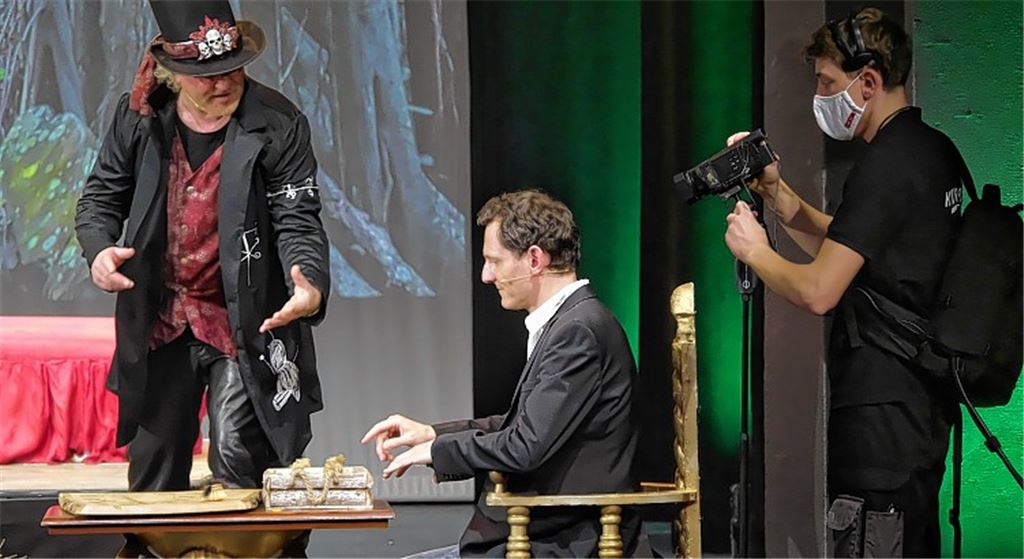 Kandidat Konstantin Schmidt (Mitte) muss sich den Spielen von Moderator Cherry Gehring (li.) stellen.Friedrich