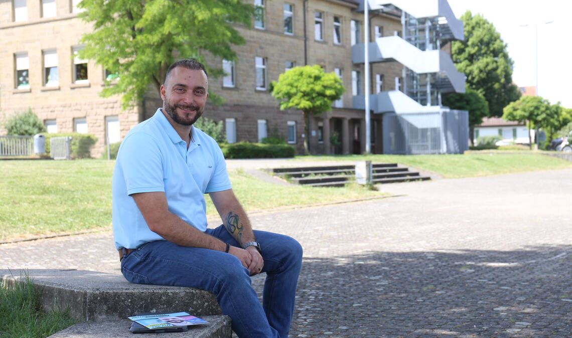 Kandidat Matthias Speidel vor der Grundschule, die wie die Kinderbetreuungseinrichtungen ein wichtiger Teil der Ötisheimer Infrastruktur sei. Foto: Disselhoff