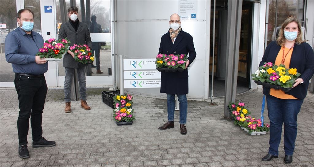 Kandidat Singer (2. v. re.) übergibt seine Blumengrüße für die Beschäftigten der Enzkreis-Kliniken Mühlacker.privat