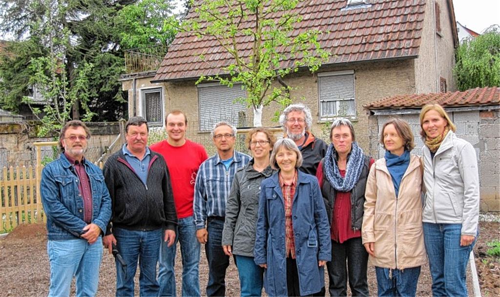 Kandidaten vor dem Maulbeerbaum.
