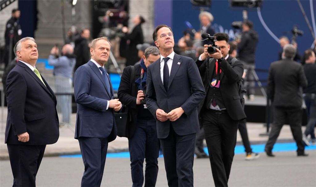 Kann Nato-Generalsekretär Mark Rutte (r) in dem aktuellen Konflikt vermitteln? Ungarns Ministerpräsident Viktor Orban (l) steckt mitten im Wahlkampf und steht unter Druck. (Archivbild)