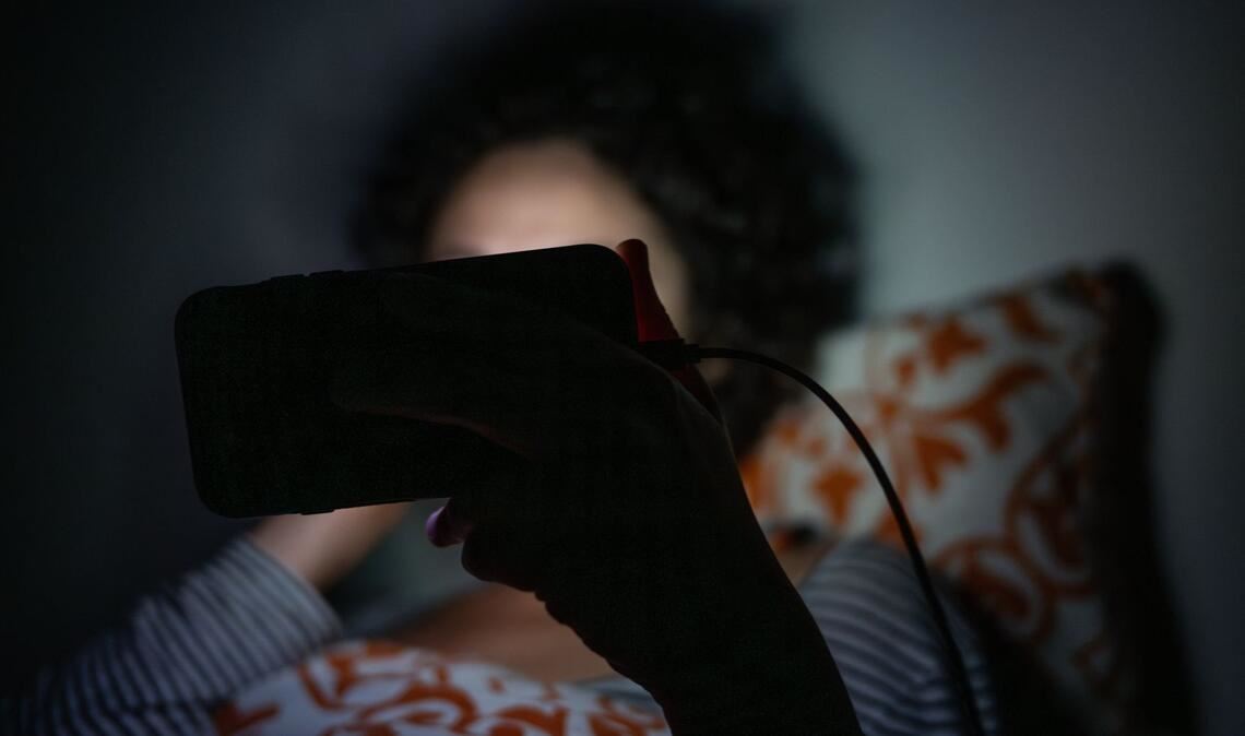 Kann das Einschlafen erschweren: übermäßige Smartphone-Nutzung im Bett.