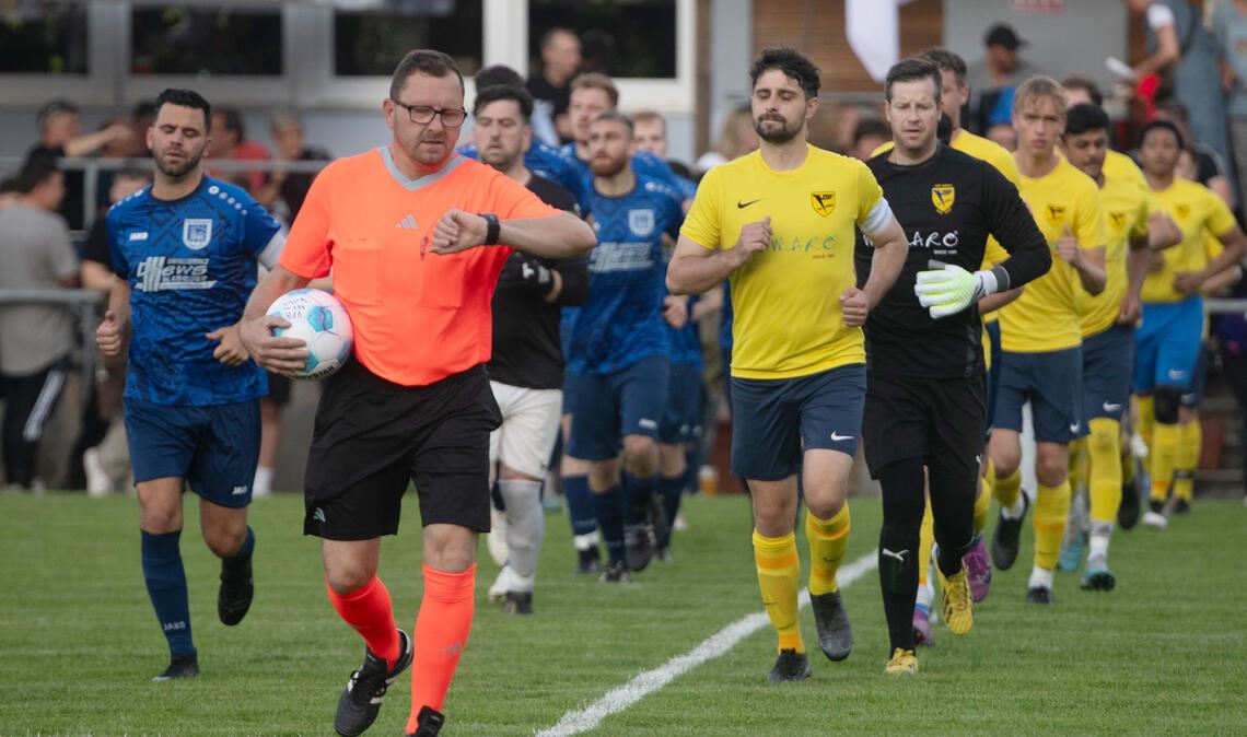 Kann die Reserve aus Lomersheim (gelbe Trikots) den Favoriten ärgern? Fotos: Fotomoment