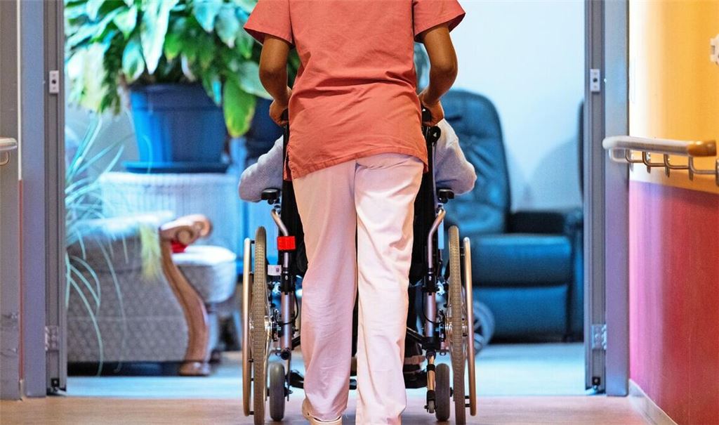 Kann ein pflegebedürftiger Mensch den Heimplatz nicht selbst bezahlen, stellt er einen Antrag auf Hilfe zur Pflege beim städtischen Sozialamt.