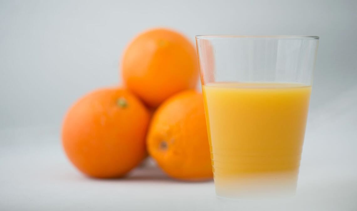 Kann lecker und teuer sein: ein Glas Organgensaft.