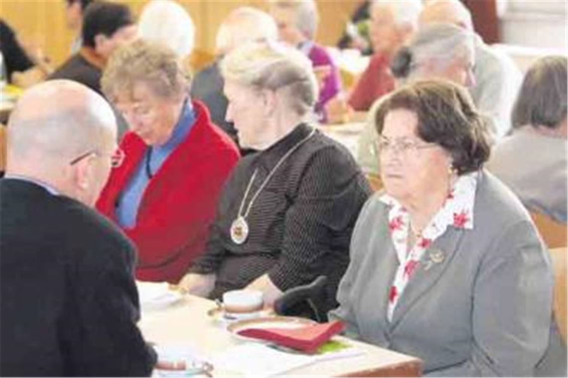 Kann nicht nur reden, sondern auch zuhören: Annemarie Griesinger (re.) im Gespräch mit Thomas Knodel vom Evangelischen Bildungswerk. 
Foto: Goertz