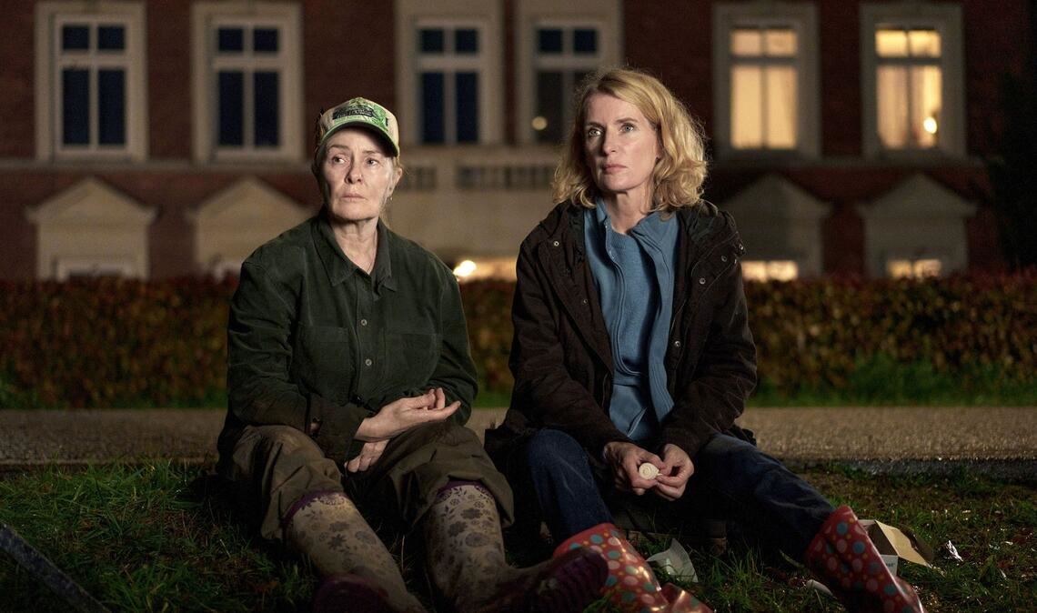 Kann sich in Bäuerin Marlies Feldhusen (Lina Wendel, l.) hineinfühlen: Charlotte Lindholm (Maria Furtwängler, r.).
