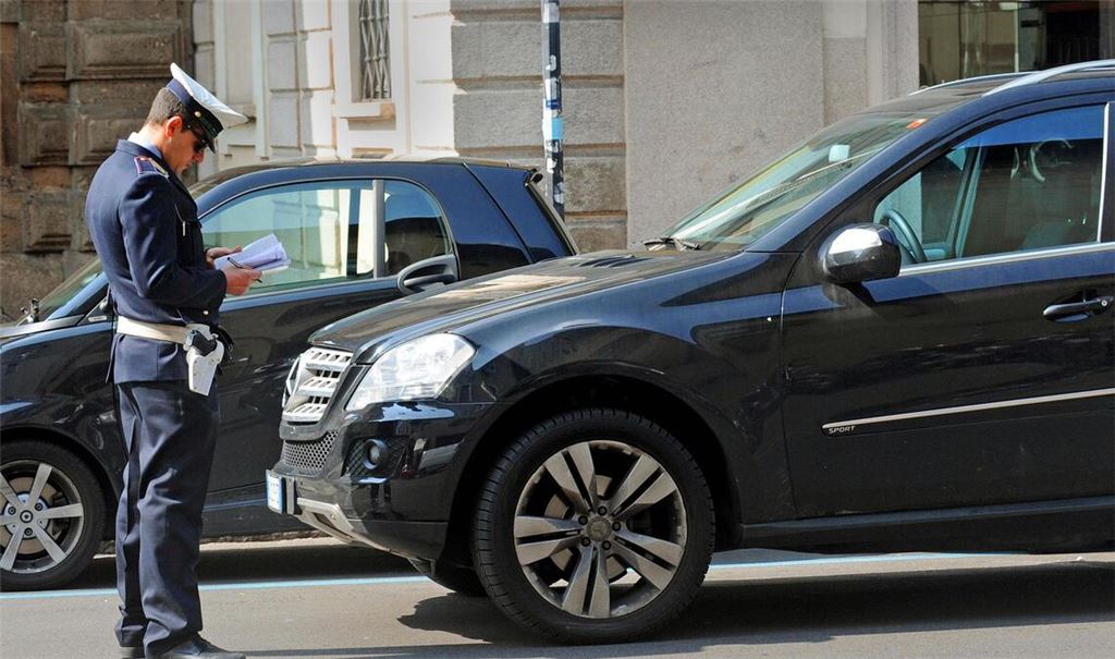 Kann teuer werden: Dieser Mailänder Polizist schreibt einen Falschparker auf.