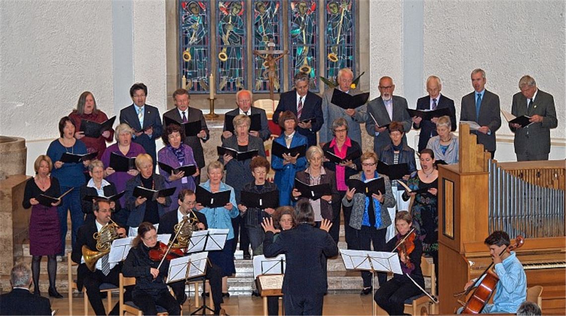 Kantatengottesdienst: Kantorin Christiane Sauter-Pflomm dirigiert Chor und Orchester.