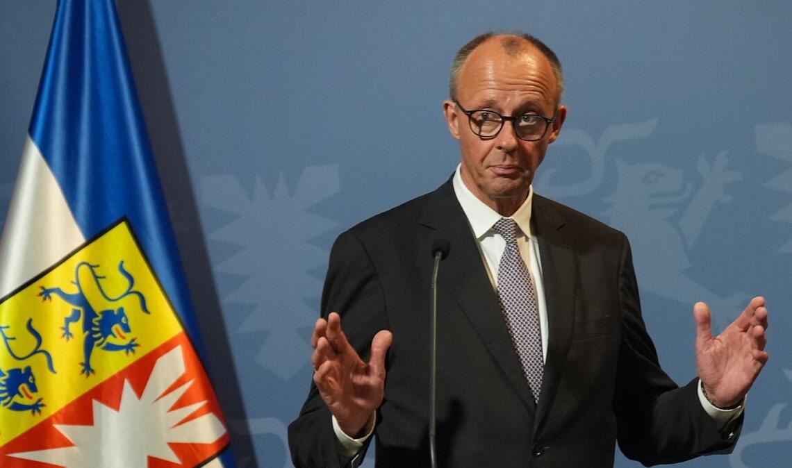 Kanzler Friedrich Merz äußerte sich am Montagabend in Husum auch zu der Diskussion über die Äußerungen von Außenminister Johann Wadephul (beide CDU) im Zusammenhang mit der Rückkehr von Syrern in ihr Heimatland.