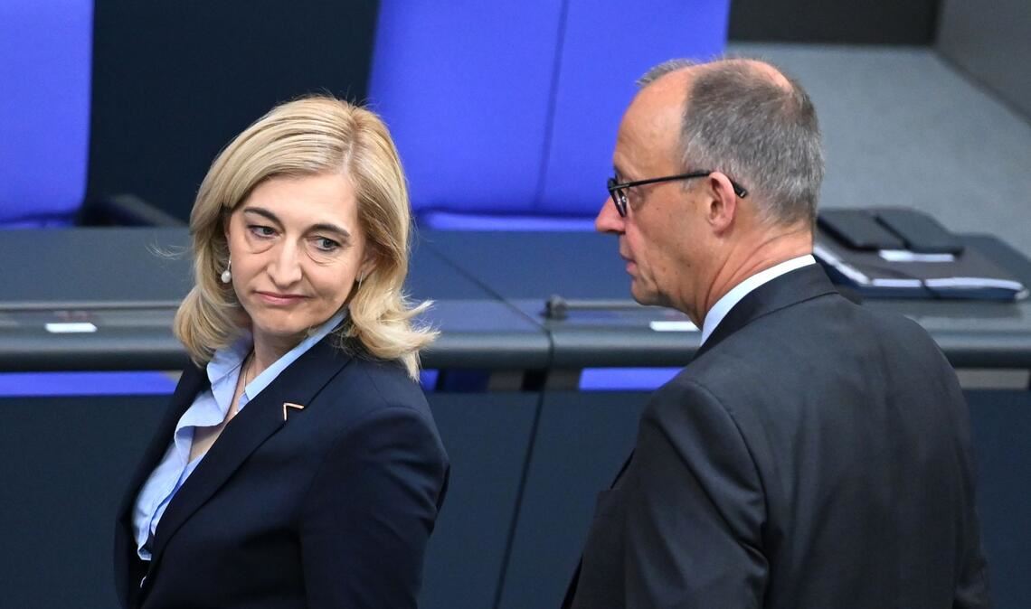 Kanzler Friedrich Merz hat seiner Ministerin beim Sparziel den Rücken gestärkt.