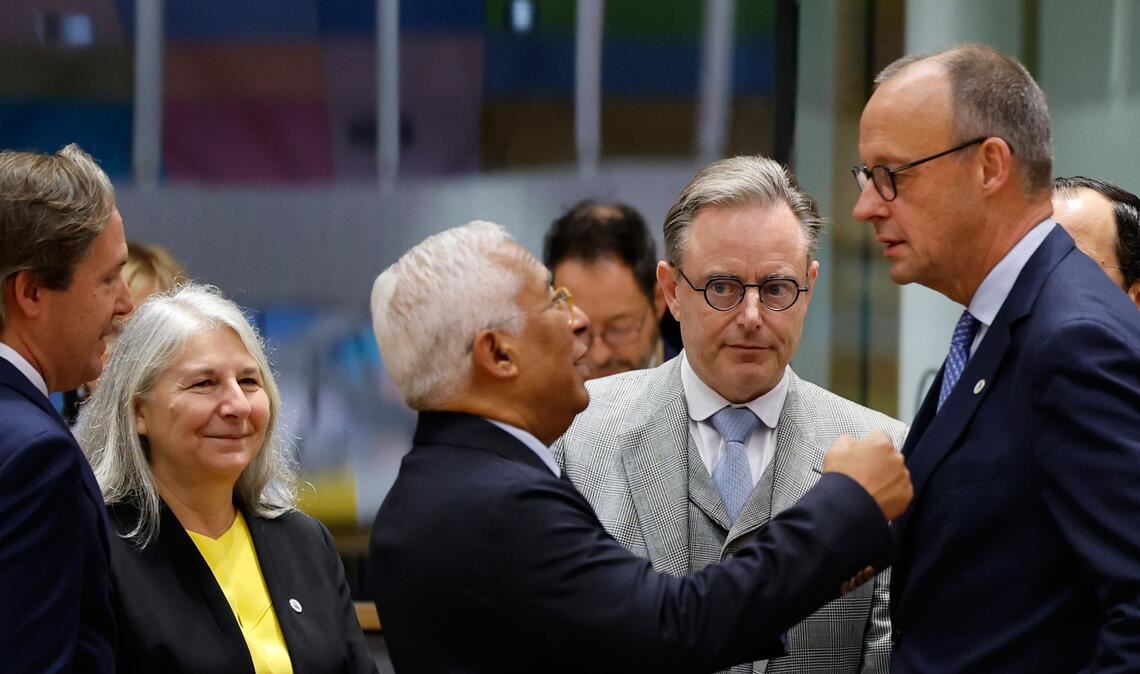 Kanzler Merz hat es beim Gipfel in Brüssel nicht leicht mit seinem Vorstoß für die Nutzung des eingefrorenen russischen Vermögens für die Ukraine.