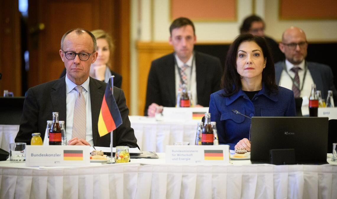 Kanzler Merz mahnt seine Wirtschaftsministerin zur Zurückhaltung in der Spritpreis-Debatte. (Archivbild)