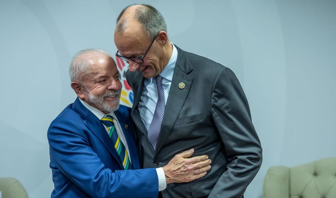 Kanzler Merz und Brasiliens Präsident Lula umarmen sich beim G20-Gipfel.