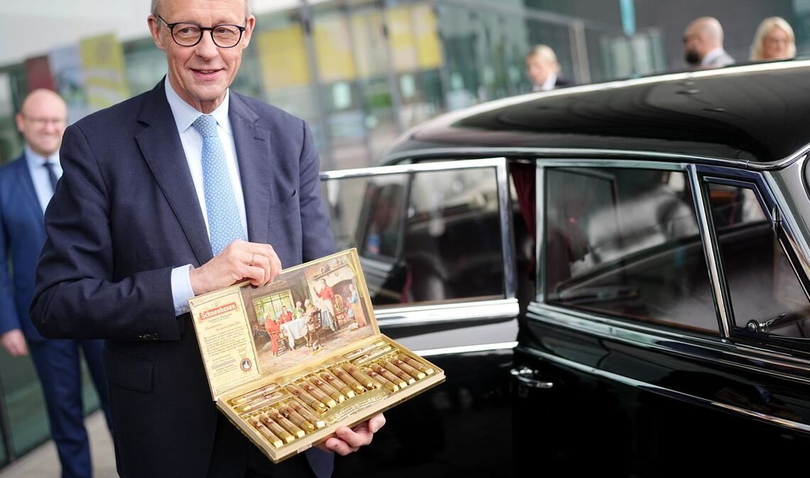 Kanzler und CDU-Chef Friedrich Merz inspiziert vor dem CDU-Parteitag in Stuttgart eine Limousine, wie sie der erste Kanzler Konrad Adenauer (CDU) zuletzt als Dienstkarosse genutzt hatte.