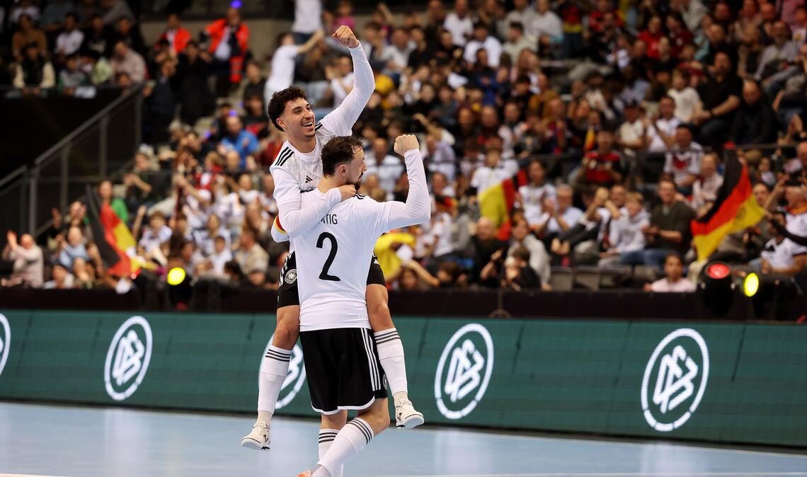 Kapitän Christopher Wittig (vorne) bejubelt gemeinsam mit Kim Herterich seinen Treffer zum 2:1