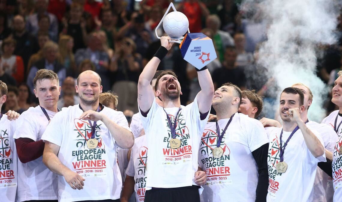 Kapitän Fabian Wiede  stemmt die Trophäe in die Höhe – die Füchse bejubeln den Triumph in der European League.