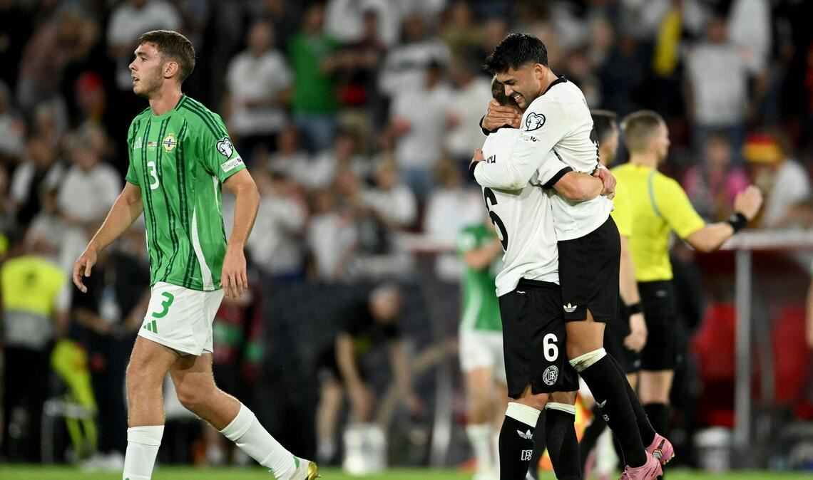Kapitän Joshua Kimmich feiert nach dem Schlusspfiff Torschütze Nadiem Amiri.