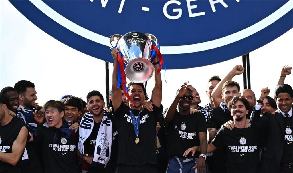 Kapitän Marquinhos präsentiert den Königsklassen-Pokal bei der Feier in Paris.