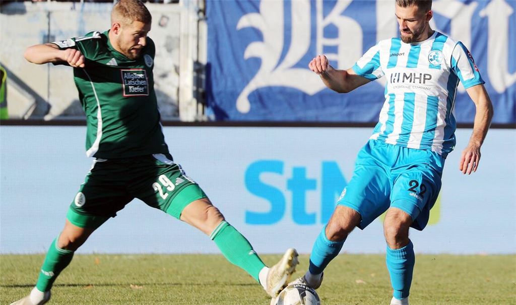 Kapitän Mart Ristl (li., gegen David Braig) fehlt dem FC 08 Homburg gegen die Stuttgarter Kickers wegen seiner fünften Gelben Karte.