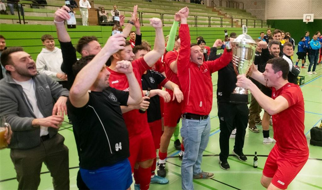 Kapitän Patrick Beisser (re.) bejubelt mit seiner Großglattbacher Mannschaft euphorisch den Titel. Fotos: Fotomoment, Schüller