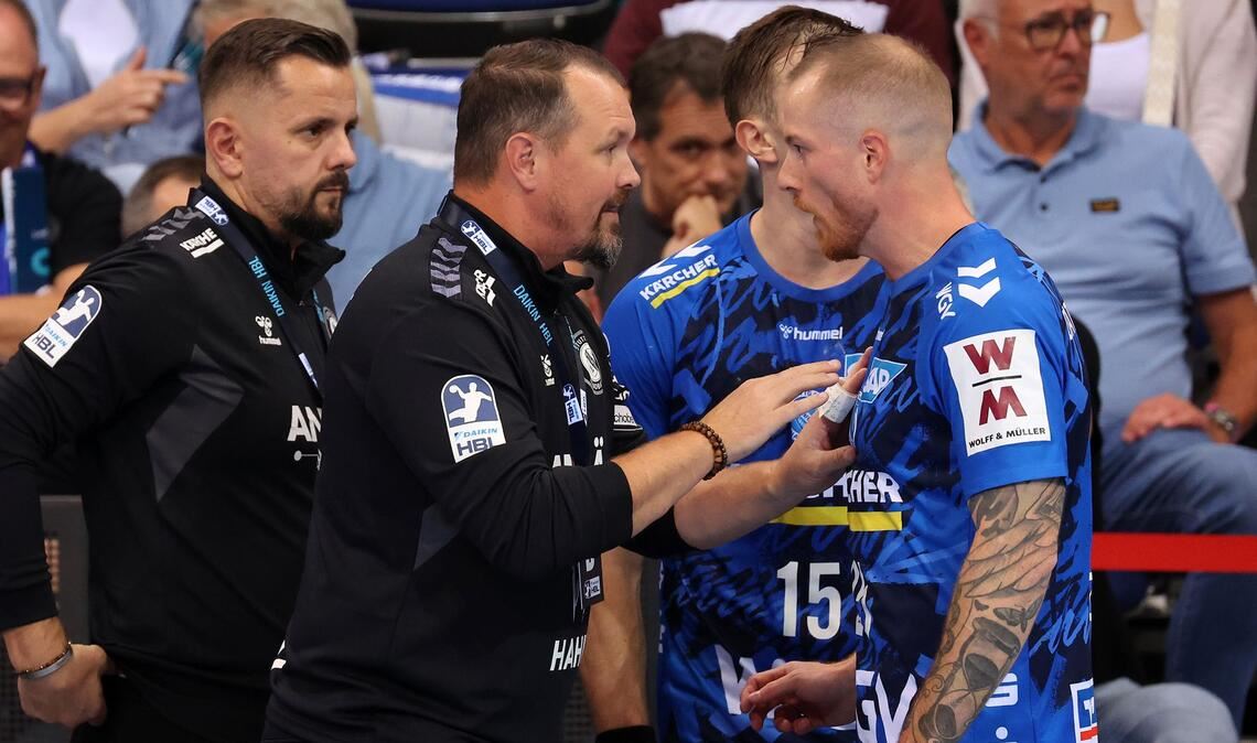 Kapitän Patrick Zieker ist ein wichtiger Ansprechpartner für Trainer Misha Kaufmann und Assistent Danijel Grgic (v.re.).