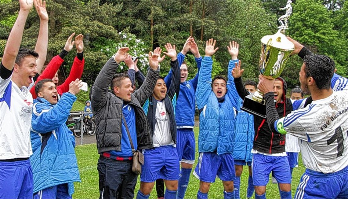 Pokal beim Pfingstturnier wandert auf den Buckenberg Pokal beim Pfingstturnier wandert auf den Buckenberg