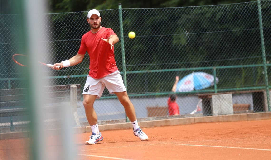 Kapitän Timo Hagenbuch zeigt gegen Gerlingen auf dem Feld starke Leistungen – und darf auf die Meisterschaft in der Bezirksliga hoffen.Foto: Huber