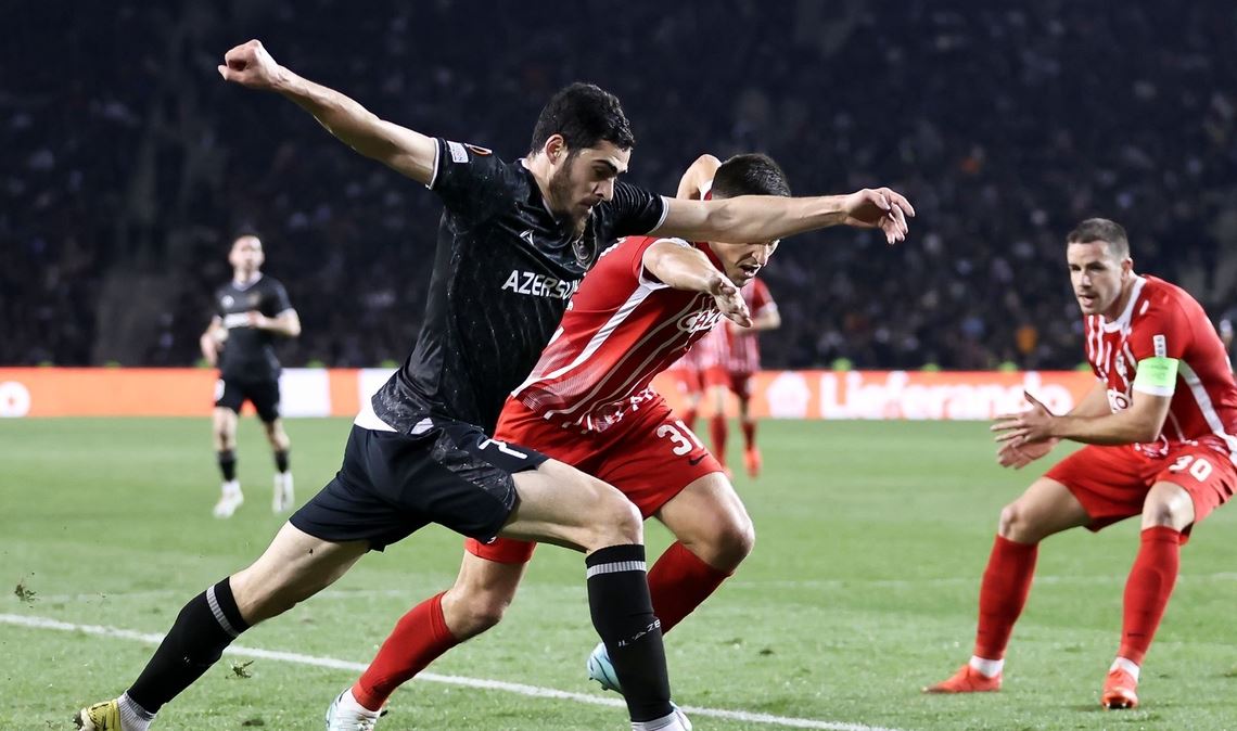 Karabachs Richard Almeida (l) zieht an Freiburgs Keven Schlotterbeck vorbei.