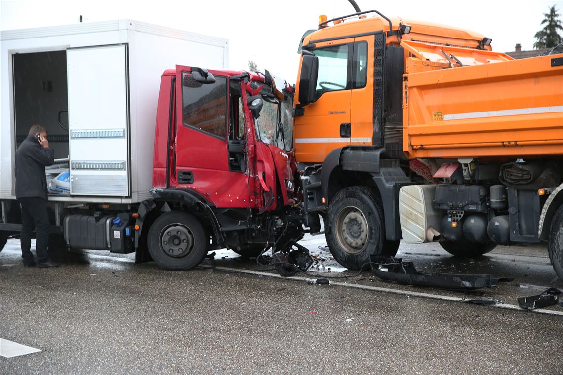 Brummis kollidieren am Illinger Eck Karambolage am Verkehrsknotenpunkt B10/B35 in Illingen. Foto: Kühfuss