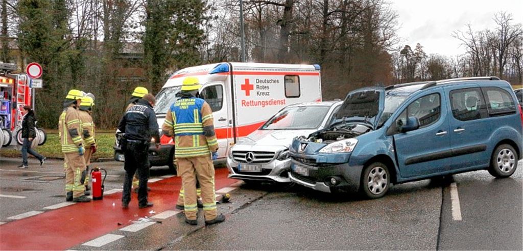 Peugeot stößt mit Mercedes zusammen