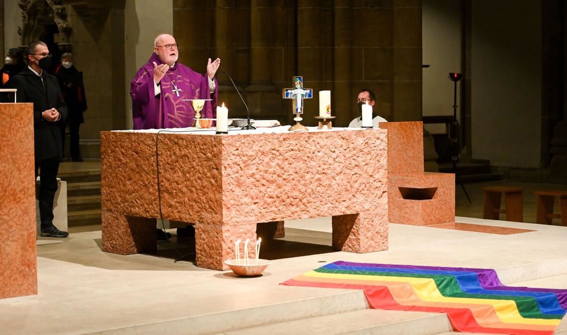 Kardinal Reinhard Marx, hier bei einem Queer-Gottesdienst, hat in seinem Bistum eine Handreichung in Kraft gesetzt, die Segensfeiern für homosexuelle Paare ermöglicht. (Archivbild)