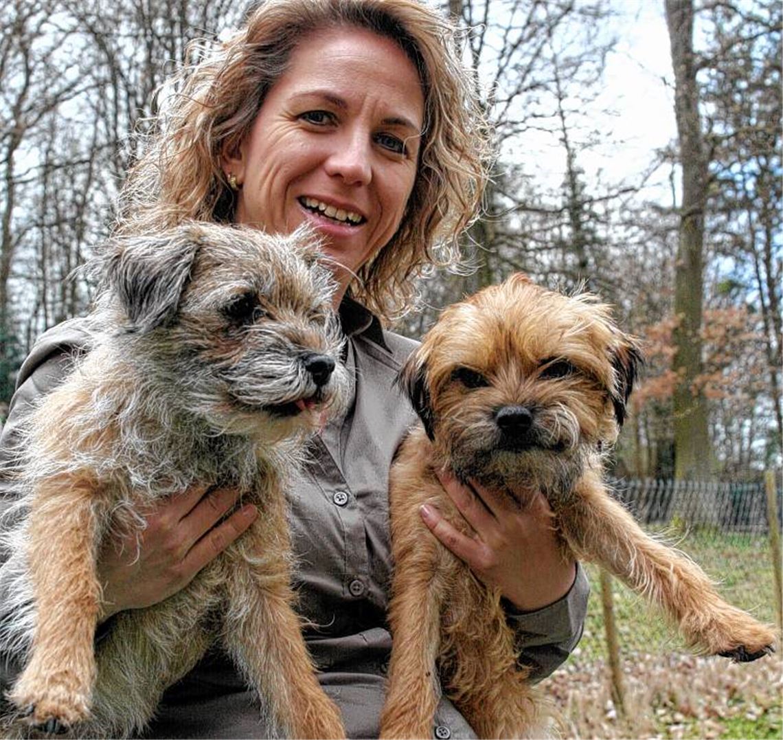 Karen Conrad mit ihren beiden pfiffigen Terrier-Damen Magic (li.) und Snowflake.Archivfoto: Eigner